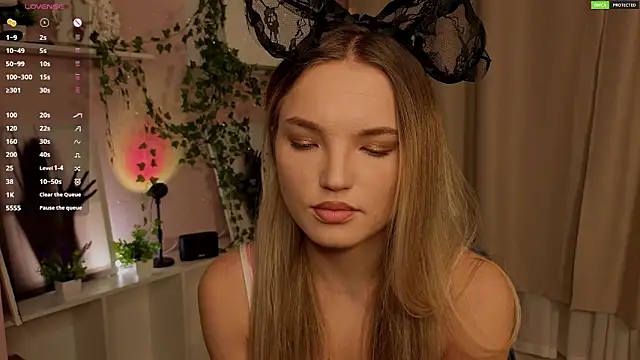 JulieLupo online show from November 30, 2025, 6:06 am