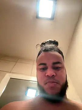 familia0210 online show from December 2, 2025, 8:04 pm