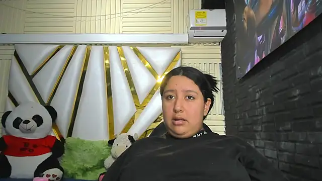 DulcineaSaenz online show from October 15, 2025, 7:47 pm