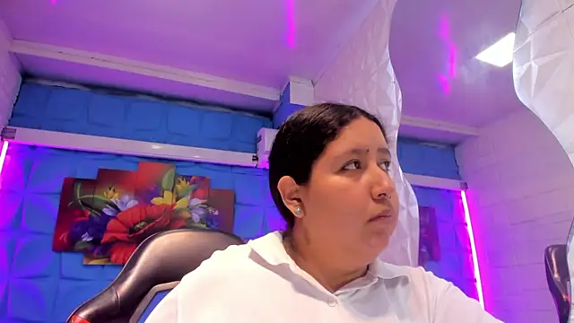 DulcineaSaenz online show from October 18, 2025, 8:31 pm