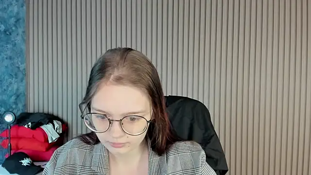 shy elina01 online show from October 6, 2025, 10:23 am