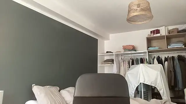 VersaGoo online show from October 5, 2025, 1:31 pm