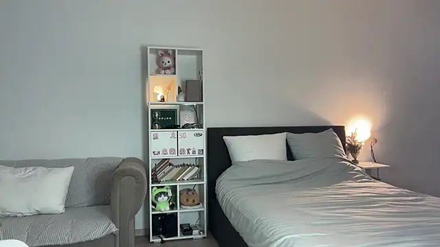 yourlittlesunrise  online show from December 1, 2025, 4:28 am