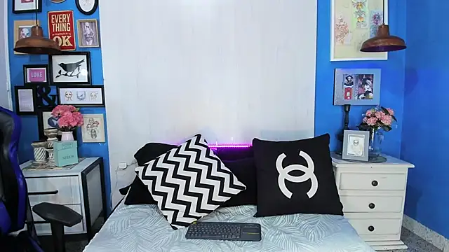 CameronRey  online show from November 8, 2025, 9:24 pm