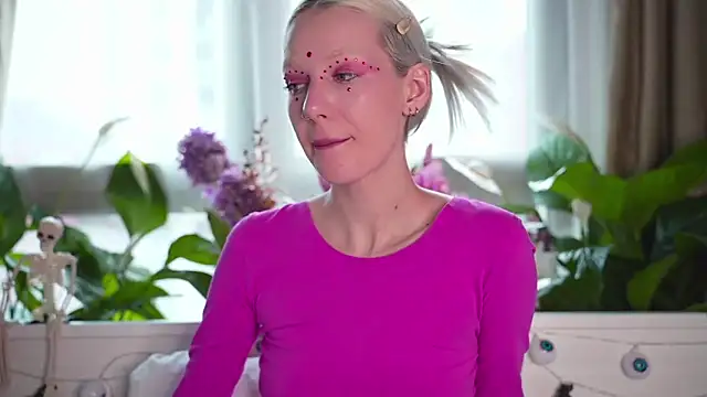 RanyThomson online show from October 28, 2025, 12:19 pm