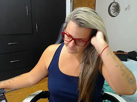 perlagoloza05 online show from October 16, 2025, 2:01 am