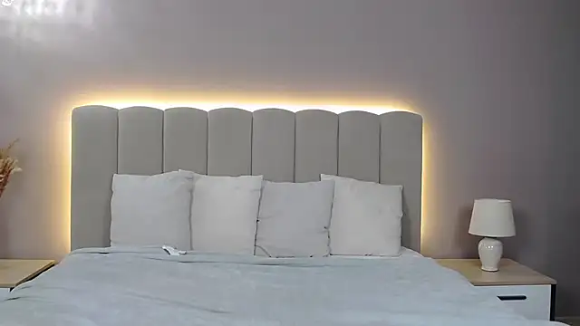 DianaMello online show from December 17, 2025, 4:07 am