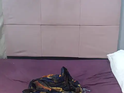 Snapshot of CurvyDollxx25 chatting on October 9, 2025, 2:20 am CurvyDollxx25 online show from October 9, 2025, 2:20 am