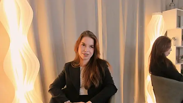 Snapshot of ToniaRoehr chatting on October 4, 2025, 7:50 am ToniaRoehr online show from October 4, 2025, 7:50 am