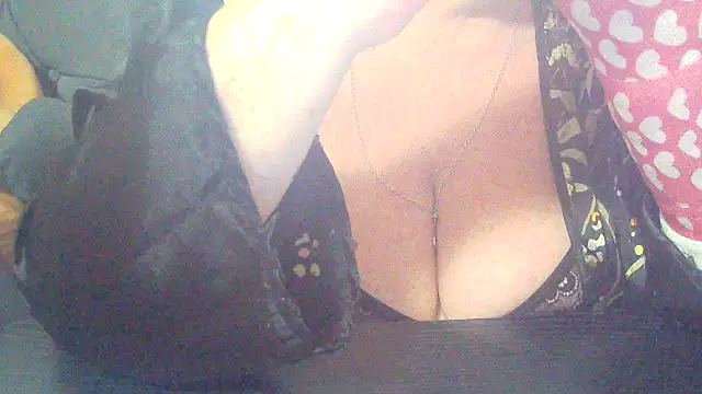 Playful MILF Demi online show from November 11, 2025, 8:42 pm