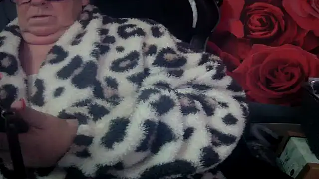 Playful MILF Demi online show from March 12, 2026, 2:23 pm