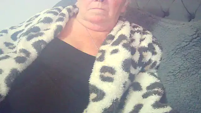Playful MILF Demi online show from May 8, 2026, 9:42 pm