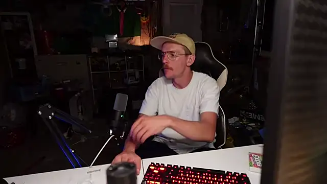 AverageMaleJay online show from October 5, 2025, 2:32 am