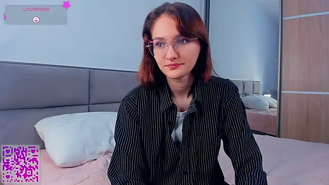 LorrieDegonia online show from October 21, 2025, 4:13 am