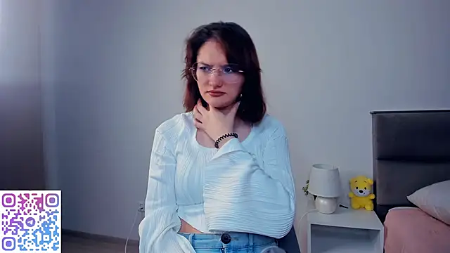 LorrieDegonia online show from November 18, 2025, 4:06 am