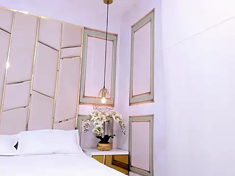 Laia 18 online show from October 20, 2025, 11:43 am