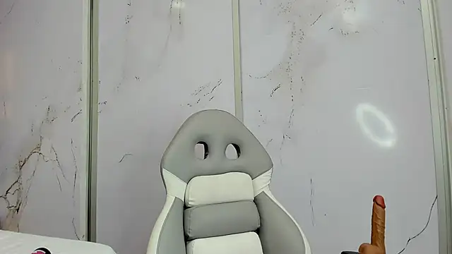 Laia 18 online show from December 1, 2025, 11:43 pm