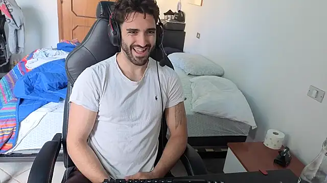 Al3xox02 online show from April 14, 2026, 1:06 pm