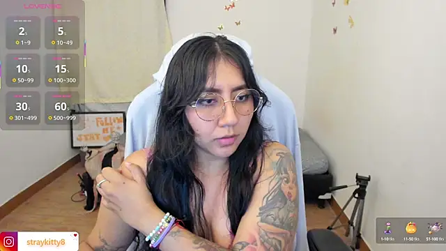 LoveLyy- online show from October 7, 2025, 1:36 am