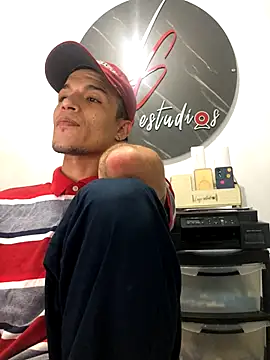 santyrestrepo online show from October 8, 2025, 11:24 pm