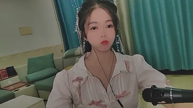 Q Yumi online show from October 17, 2025, 12:30 pm