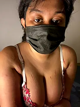 Monica  Bellucci   online show from November 14, 2025, 2:38 pm