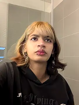 sukulaurens online show from November 3, 2025, 2:46 am