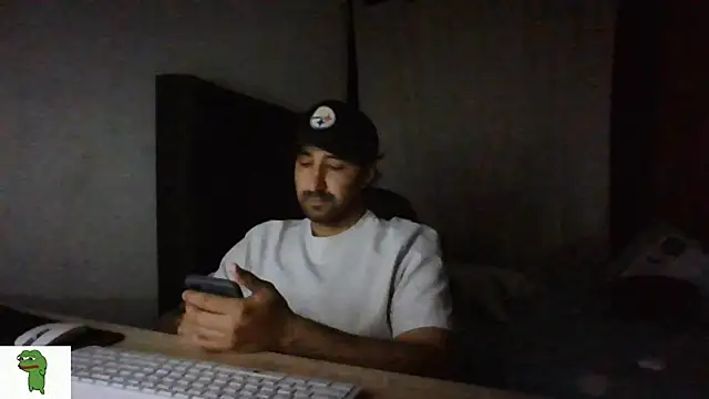 Snapshot of coolfriki chatting on July 15, 2026, 1:33 am coolfriki online show from July 15, 2026, 1:33 am