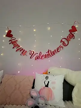 Evarey  online show from February 8, 2026, 5:44 am