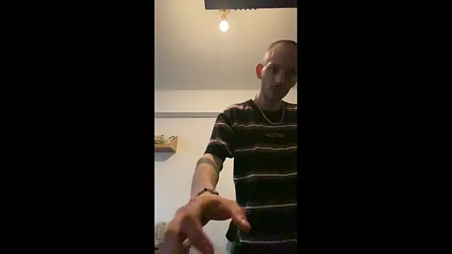 MolleDolle online show from April 18, 2026, 3:38 pm