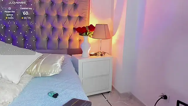 Emma Saylor online show from November 21, 2025, 4:49 pm