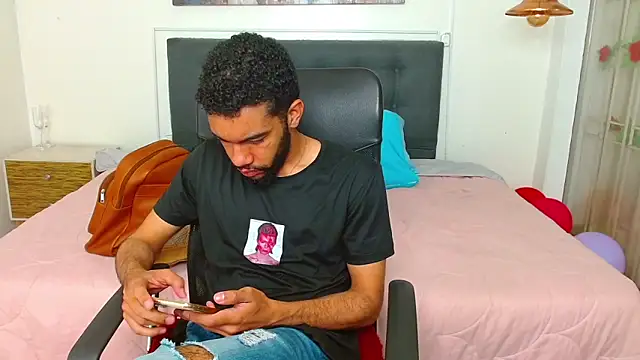 andresnoir  online show from December 18, 2025, 1:50 pm