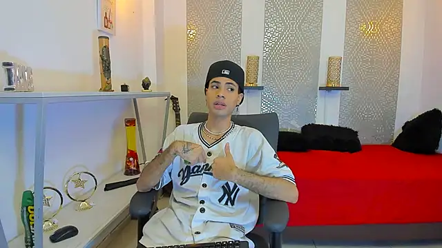 JacobBlackwell  online show from November 13, 2025, 12:15 pm