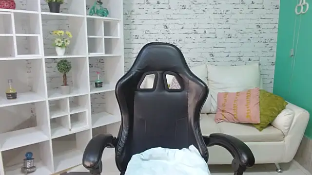 hannahjackson  online show from October 13, 2025, 11:21 am