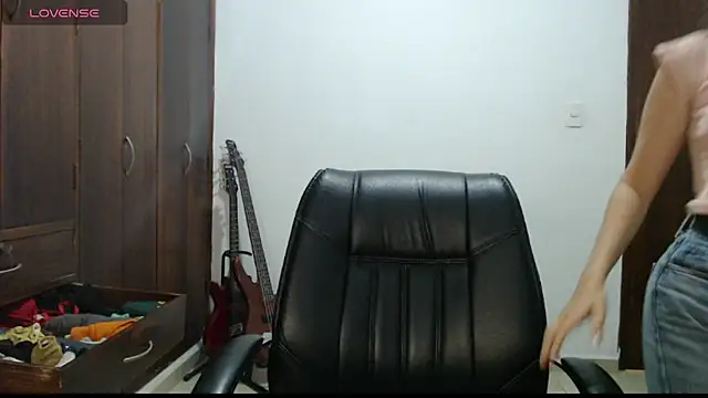 Snapshot of CarlaLorez chatting on March 17, 2026, 1:10 am CarlaLorez online show from March 17, 2026, 1:10 am