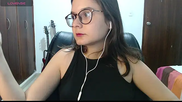 Snapshot of CarlaLorez chatting on April 3, 2026, 4:43 am CarlaLorez online show from April 3, 2026, 4:43 am