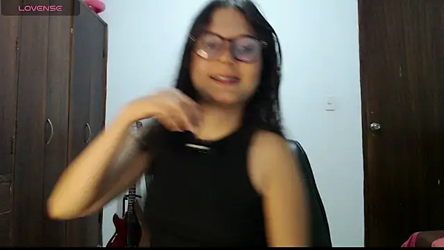 Snapshot of CarlaLorez chatting on May 7, 2026, 11:54 pm CarlaLorez online show from May 7, 2026, 11:54 pm