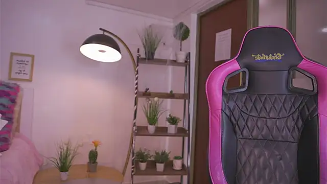 Giia Moretti  online show from November 10, 2025, 7:13 pm