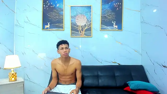 Snapshot of Little_nicoll chatting on May 31, 2026, 8:32 pm Little nicoll online show from May 31, 2026, 8:32 pm