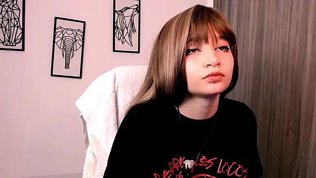 Snapshot of EmuOtori chatting on October 21, 2025, 3:13 pm EmuOtori online show from October 21, 2025, 3:13 pm