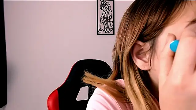 Snapshot of EmuOtori chatting on January 7, 2026, 12:29 pm EmuOtori online show from January 7, 2026, 12:29 pm