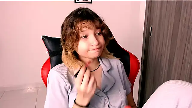 Snapshot of EmuOtori chatting on January 14, 2026, 12:44 pm EmuOtori online show from January 14, 2026, 12:44 pm