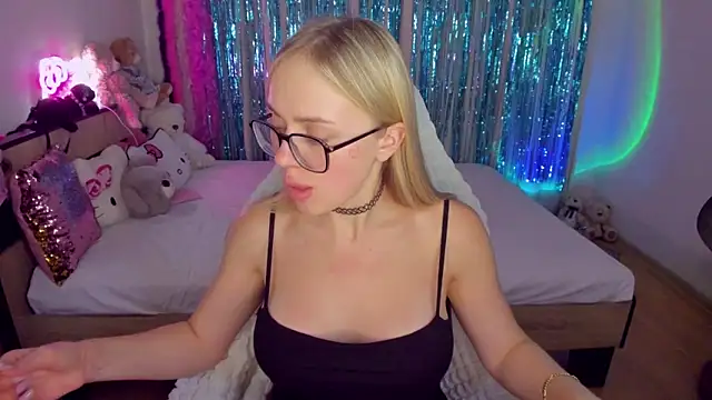 CeaneLino online show from November 7, 2025, 7:03 pm