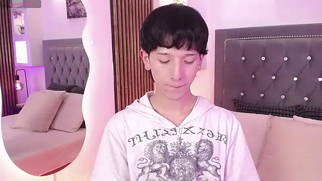 Emo Boy  online show from May 28, 2026, 8:28 pm