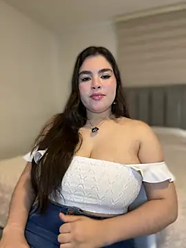 Snapshot of Isabella_LaRue chatting on April 15, 2026, 1:40 pm Isabella LaRue online show from April 15, 2026, 1:40 pm