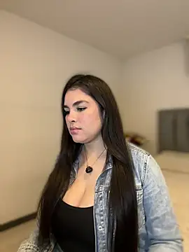 Snapshot of Isabella_LaRue chatting on April 17, 2026, 12:02 am Isabella LaRue online show from April 17, 2026, 12:02 am