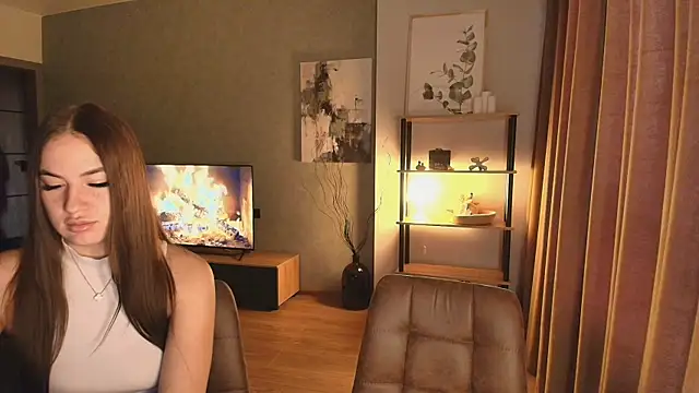 MayaGlow online show from December 5, 2025, 5:27 am