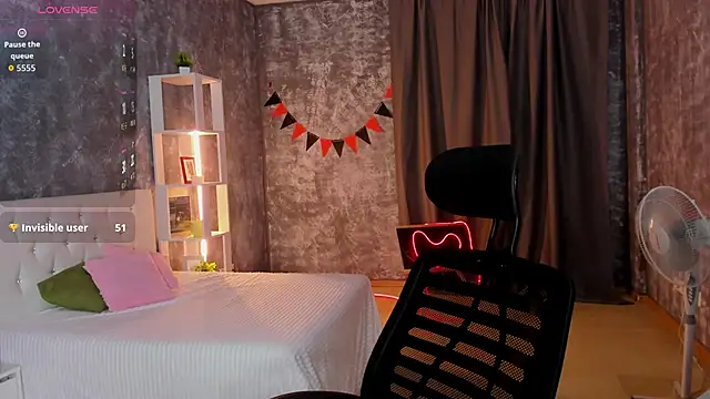 scent  of woman online show from December 2, 2025, 1:55 am