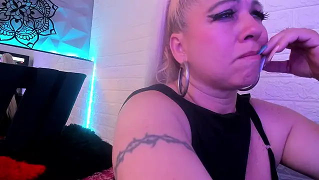 pamela velazco online show from December 3, 2025, 9:02 pm