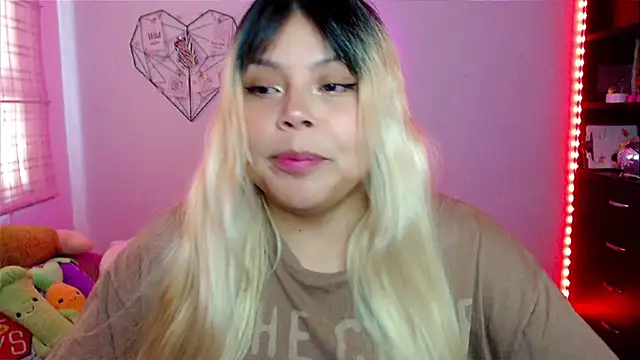 Snapshot of EllieMoonX chatting on November 19, 2025, 9:04 pm EllieMoonX online show from November 19, 2025, 9:04 pm